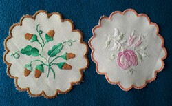 2 embroidered tablecloths / coasters