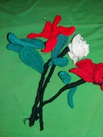 Antik kézzel horgolt drótvázas virágok 3db virágcsokorba kötve (rózsa, orchidea) egybe képek szerint