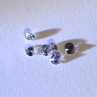 Természetes gyémánt - 0,004 ct, 1 mm, J-K, SI, briliáns csiszolású, nem kezelt