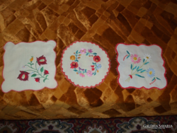 Needlework circled on small tablecloths, 3 pieces