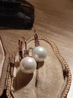 Classic pearl earrings with zircons