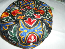Keleti férfi fejfedő, kalap, tyubityejka-teljes felület hímzett  50 cm körméret