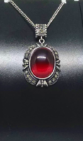 Vörös titánium kristály ovál cabochon medál, markazitos ezüstözött foglalatban S28794