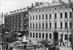 554 --- Futott képeslap  Szolnok  - Kossuth tér