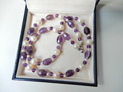 Freshwater pearl string with amethyst stones and silver clasp
