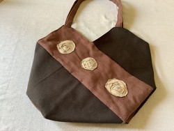 “Egyetlen darabos” kollekcióból…bélelt vászon táska, egyedi csipkés applikációval, különleges szabás