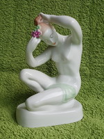 Budapest - Aquincum porcelán térdelő női akt szobor