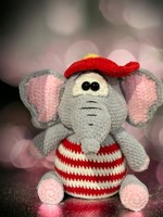 Fánesz, the crocheted plush elephant