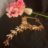 Gilded party necklaces