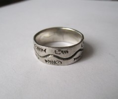 Retro silver ring with fish skeleton patterns