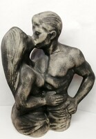 Csók. Világhy Árpád szobrász-keramikus alkotása rusztikus máz nélküli porcelán szobor