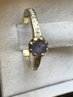 Yellow gold ring with tanzanite and 18 small diamonds