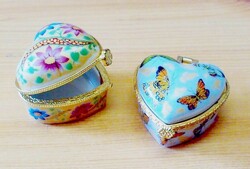 A pair of porcelain heart-shaped jewelery boxes, a special gift