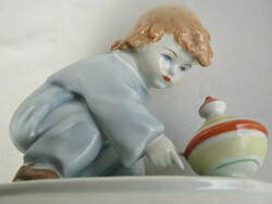 Zsolnay porcelán búgócsigával játszó kisfiú