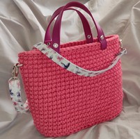 Crocheted bag with spring colors