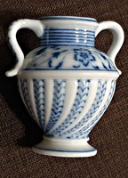 Régi porcelán váza. Kicsi, 2 füles, amfora alakú, kék-fehér színű. 9 cm. magas.