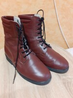 Flawless, barely used size 39 burgundy-brown outside/inside genuine leather lace-up pretty boots