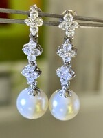 Dazzling pair of silver earrings, embellished with pearls and zirconia stones