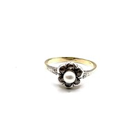 4862. Art deco ring with diamonds and pearls