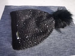 Women's black pompom knitted hat