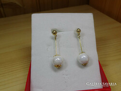 Plug-in earrings made of real porcelain pearls.