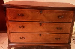 Antique dresser with 3 drawers