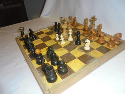Retro sakk tábla, vegyes figurák - együtt - fellelt, sérült állapot