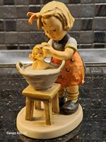Goebel WGermany Hummel vintage porcelán figura nipp babát fürdető kislány