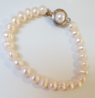 Old white pearl bracelet