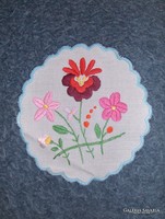 Hand-embroidered round tablecloth - dia. 16 cm (29)