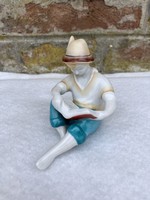 Hollóházi olvasó fiú porcelán figura - könyvet olvasó fiú - kalapos olvasó fiú
