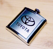 Italos flaska Toyota emblémával, Nagyszerű ajándék lehet