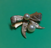 In a beautiful condition, a richly gilded patterned bow-shaped brooch adorned with tekla pearls