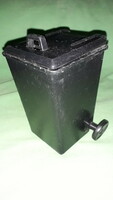 Retro plastic figural desk pen, iron holder trash can 10 cm as shown in the pictures