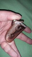 Retro green stone-inlaid (eyes) copper-clad crocodile figure storm lighter according to the pictures