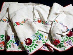 Old linen drapery or wall protector embroidered with a Kalocsa pattern 180 x 58 cm