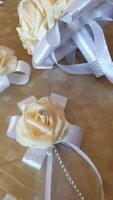 Wedding bok27 - a snow-white brooch with peach-colored foam roses