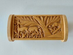 Carved oval wooden box deer vizsla dog pattern wooden gift box box