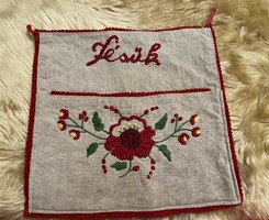 Hand-embroidered folk comb holder made of canvas