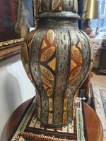Igazán gyönyörű antik perzsa váza. Kézzel festett, csontberakásos és fém díszítéssel. 57cm magas.