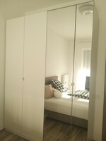 Újszerű két részes gardrob szekrény fehér magasfényű és tükrös