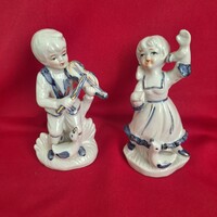 Kék, fehér porcelán táncoló kislány és hegedűs kisfiú