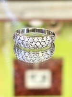Dazzling silver ring with cubic zirconia stones