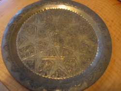 Perzsa , keleti mintás cizellált réz dísz tányér