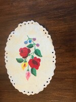 Kézzel himzett magyaros mintás terítő. Nagyon szép. Mérete:22x16 cm ovális