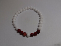 Bracelet made of real coral and porcelain pearls.