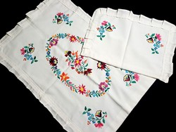 Blanket and pillow cover embroidered with a Kalocsa flower pattern for a stroller