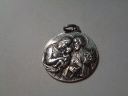 A Szent család medál , 1912 évszámmal  . ezüstből , 25 mm átmérőjű