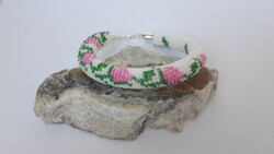 Beaded bracelet with running roses