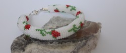 Beaded bracelet with rosebuds